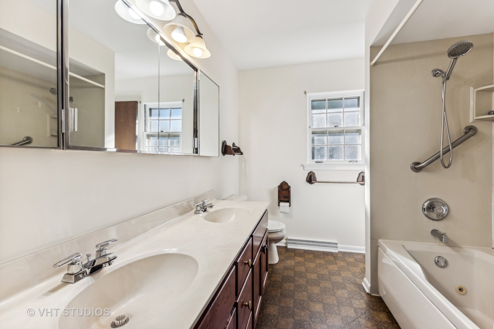 450 West Gartner Road Naperville, IL 60540 - Photo 9 of 31 a bathroom with a tub a sink and mirror