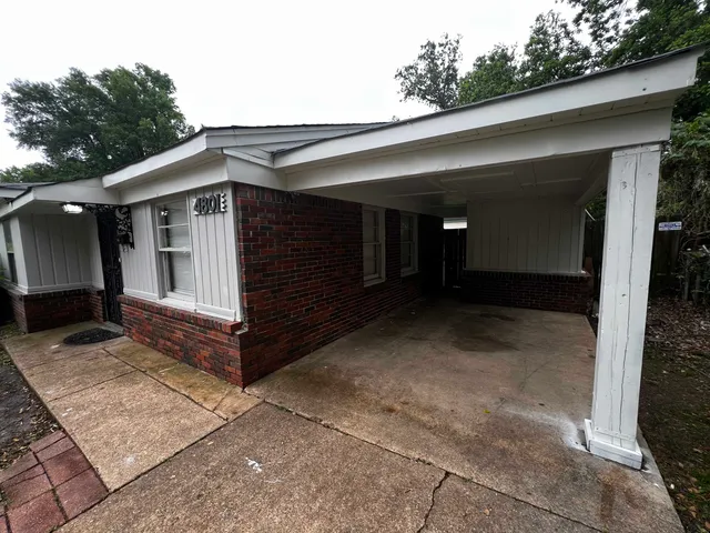 a view of backyard of the house
