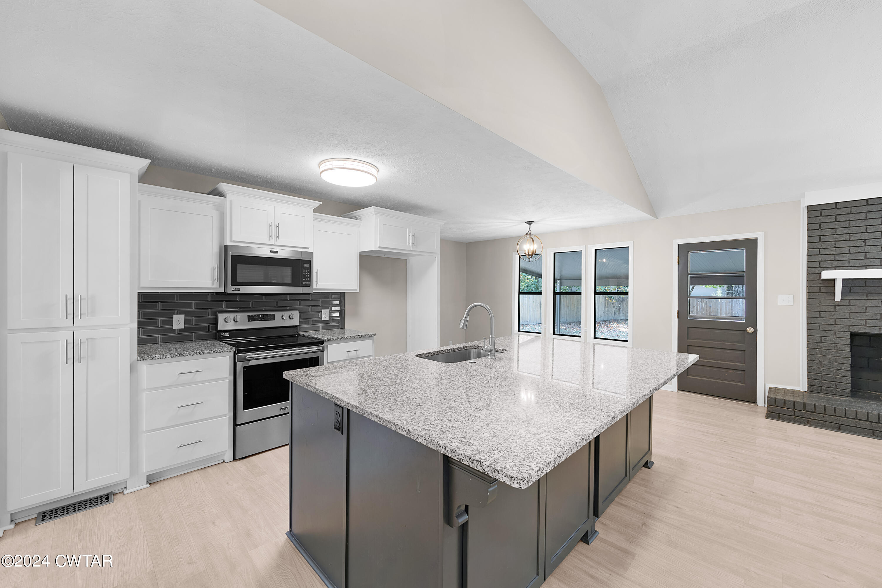 117 Ridgeoak Place Jackson, TN 38305 - Photo 5 of 20 a kitchen with stainless steel appliances granite countertop a sink dishwasher and a refrigerator