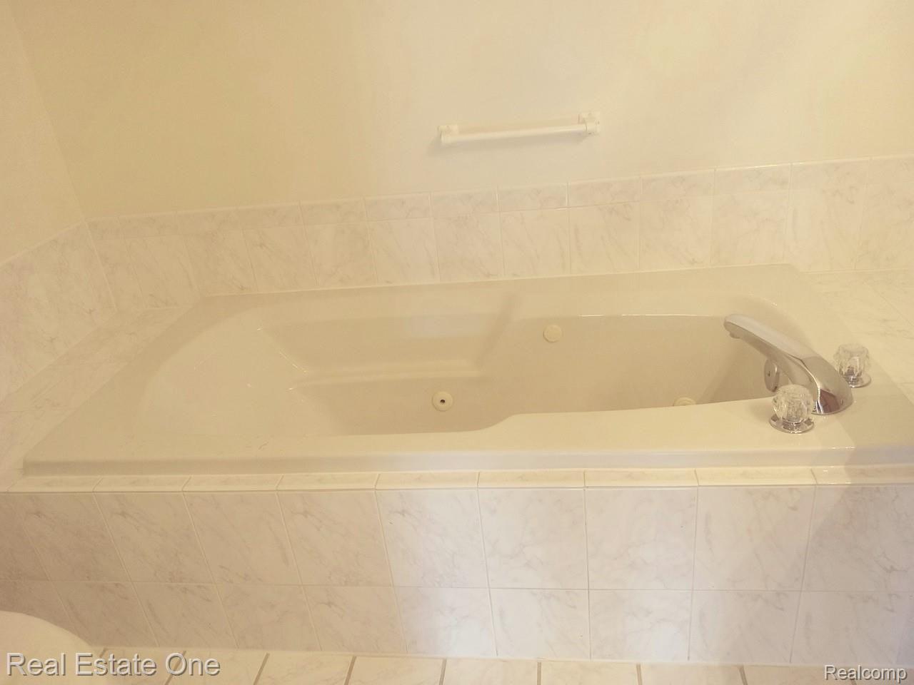 21951 Lancrest Court, Unit 294 Farmington, MI 48335 - Photo 26 of 43 Generous Garden Tub.