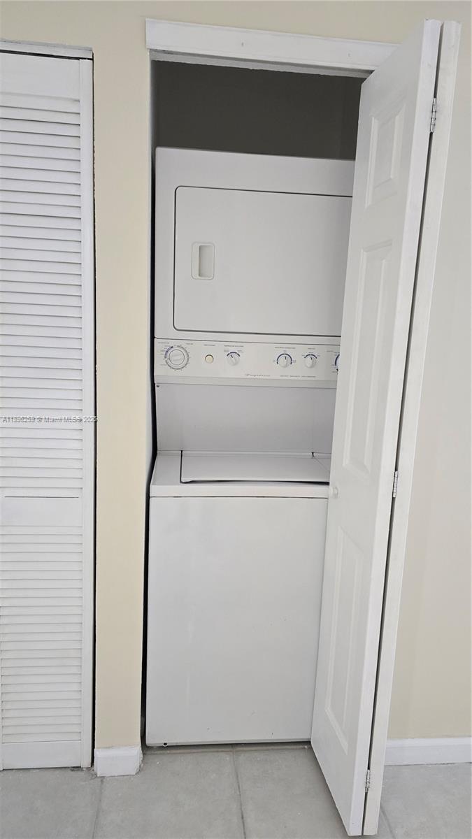 Hillcrest Hollywood, FL 33021 - Photo 3 of 6 a utility room with dryer and washer