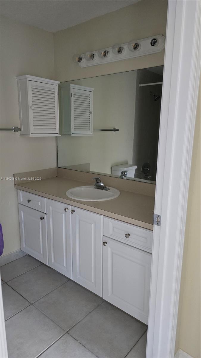 Hillcrest Hollywood, FL 33021 - Photo 4 of 6 a utility room with granite countertop cabinets