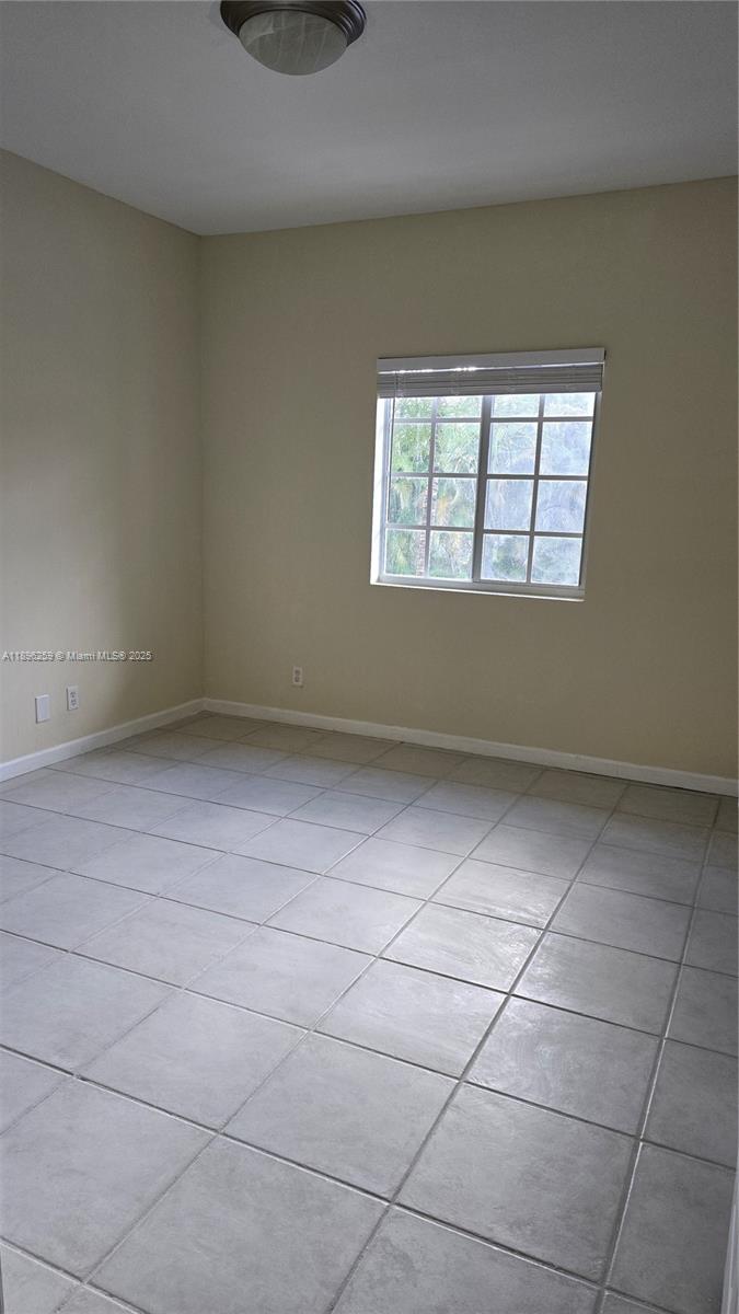 Hillcrest Hollywood, FL 33021 - Photo 5 of 6 an empty room with a window