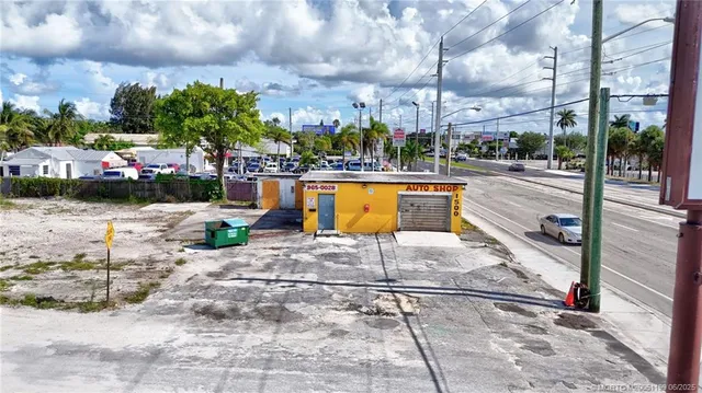 $1,100,000 | 1500 South Military Trail, West Palm Beach, FL 33406