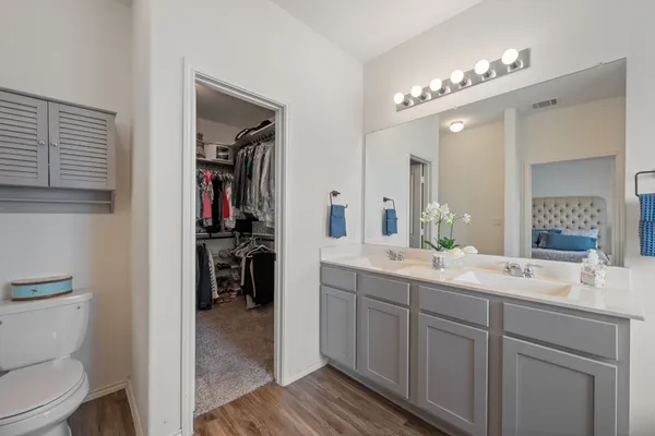 a en suite bathroom with a toilet a sink and mirror