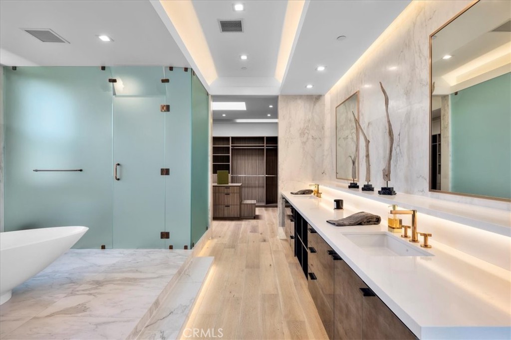 1210 Morningside Way Venice, CA 90291 - Photo 25 of 61 a bathroom with a double vanity sink a toilet and a large mirror