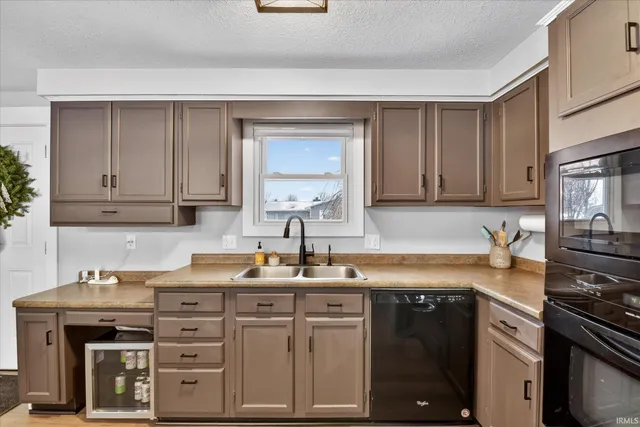 $420,000 | 6010 South 20 West, Wolcottville, IN 46795