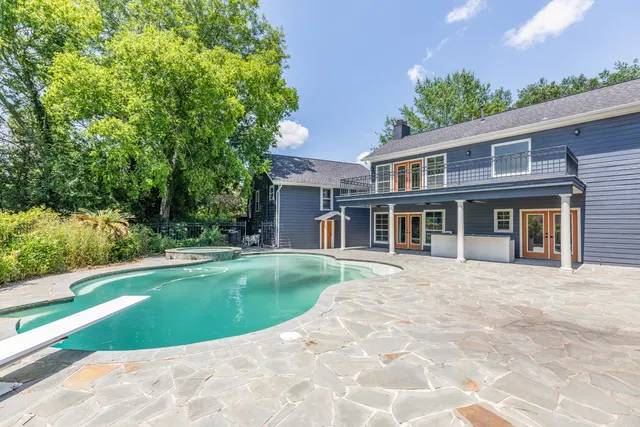 a view of a yard in front of house
