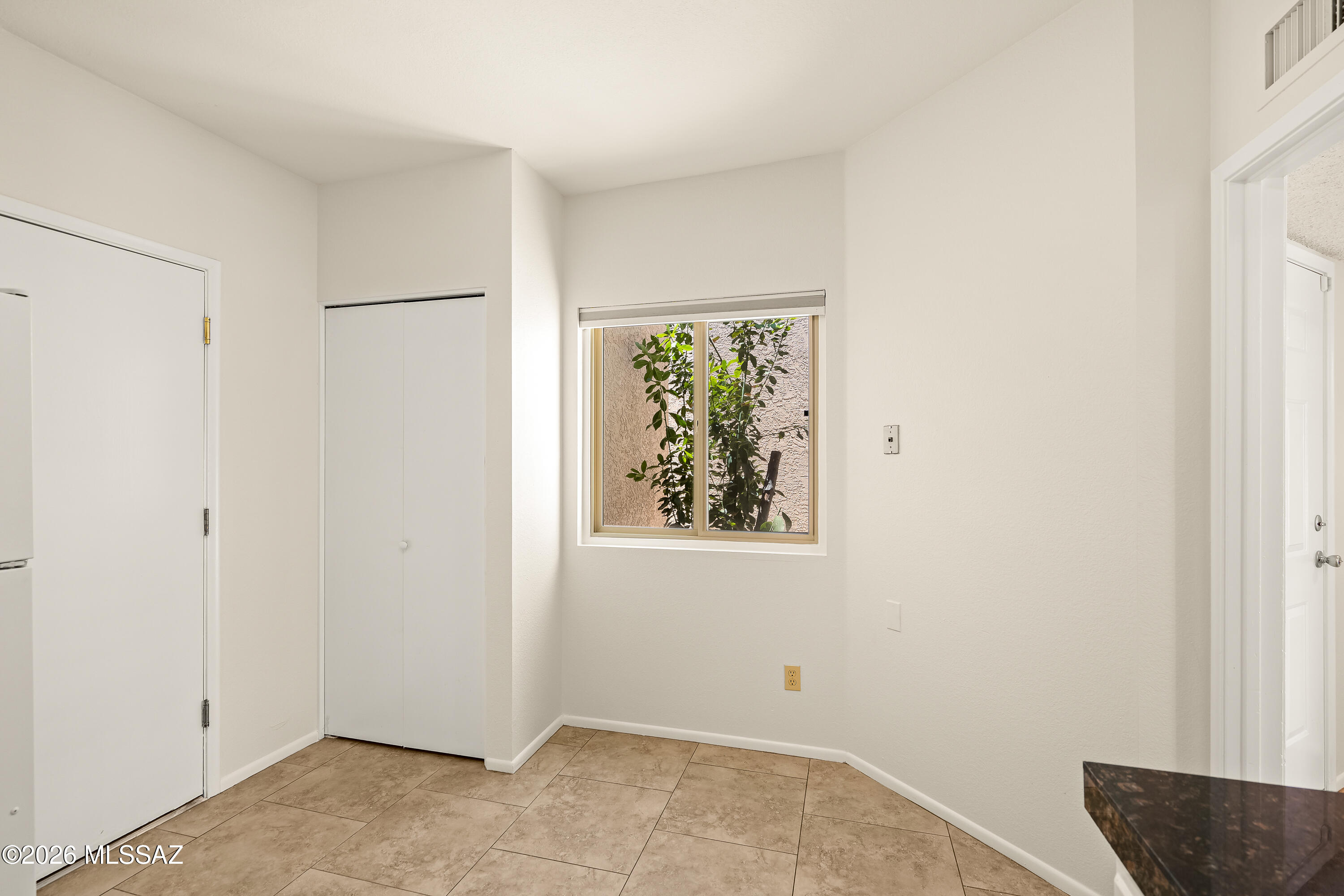 6224 North Rockglen Road Tucson, AZ 85704 - Photo 11 of 26 kichen nook/pantry