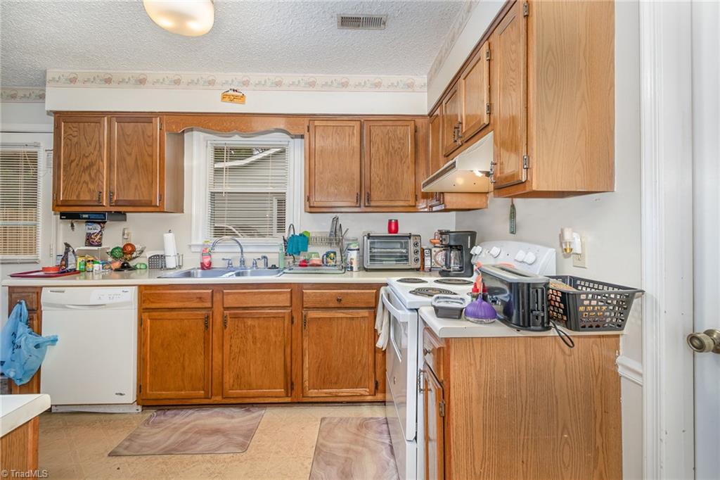 516 Apple Ridge Road Greensboro, NC 27406 - Photo 7 of 17 Gallery Image 7