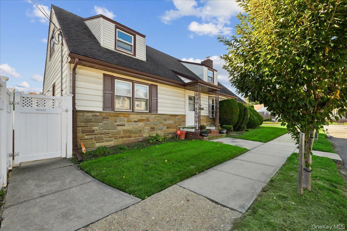4 East Carpenter Street Valley Stream, NY 11580 - Photo 3 of 34 a front view of a house with garden