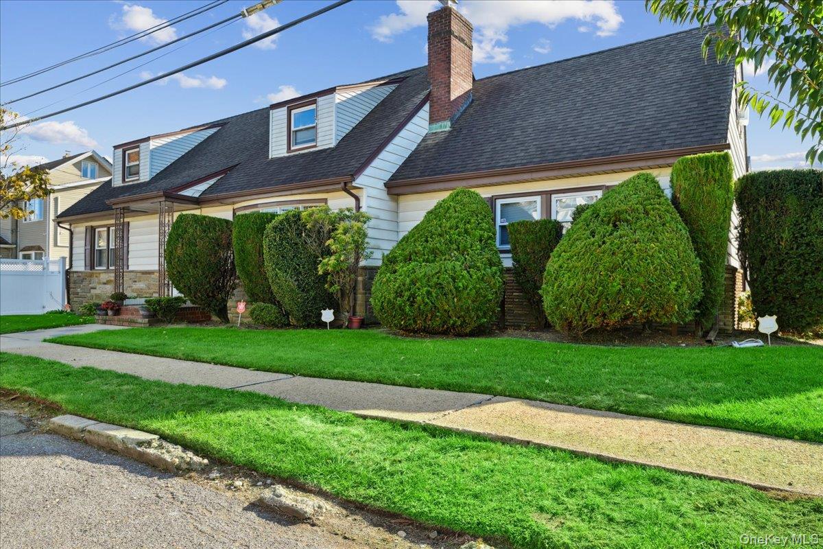 4 East Carpenter Street Valley Stream, NY 11580 - Photo 4 of 34 a view of a house with a garden