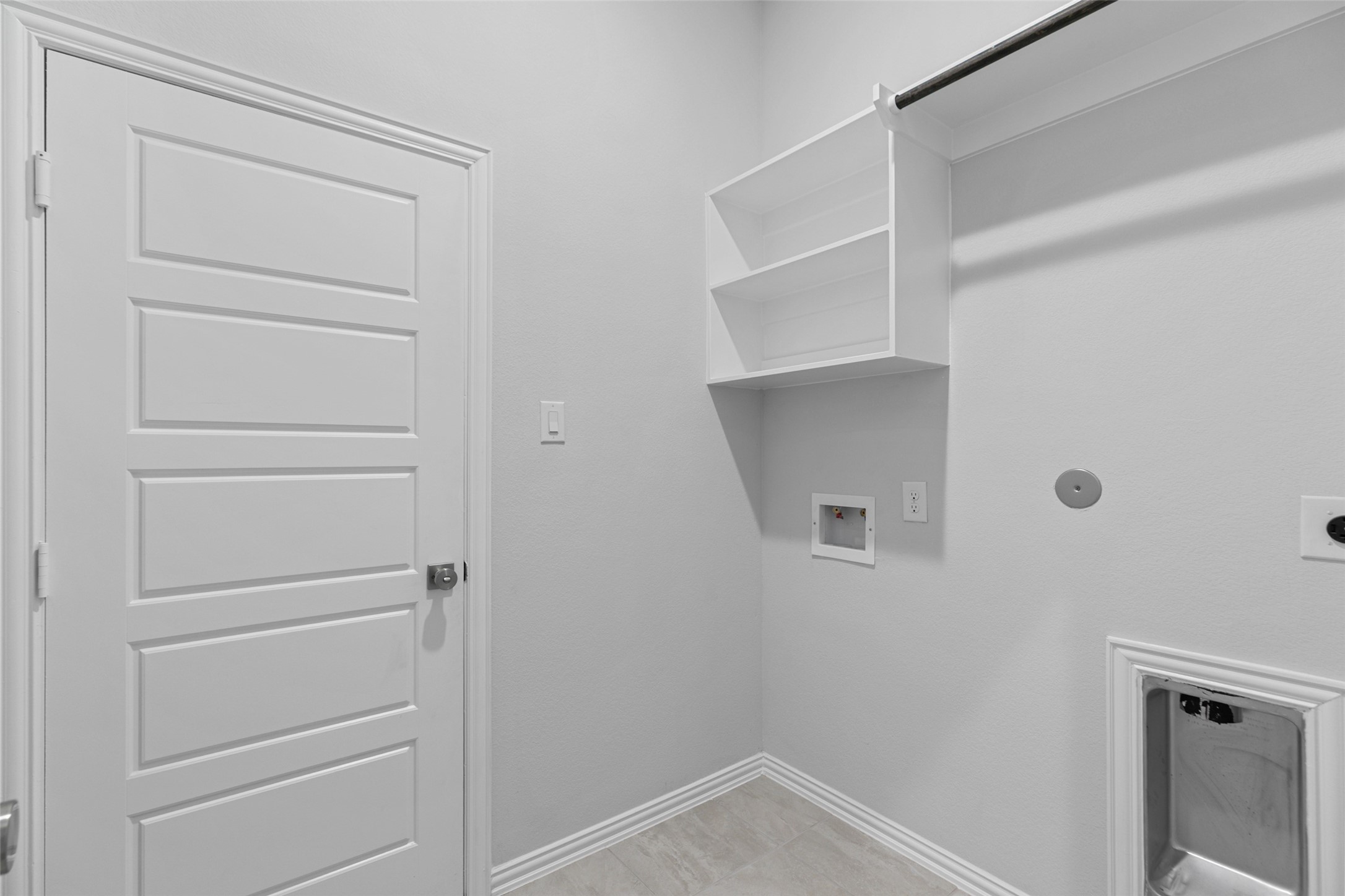 803 Evergreen Frst Lane Rosharon, TX 77583 - Photo 11 of 31 a view of walk in closet with empty racks