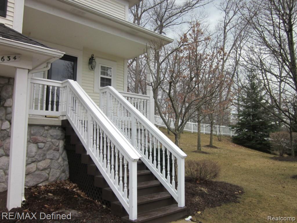 634 West Bluff Court Rochester, MI 48307 - Photo 3 of 33 Front Porch