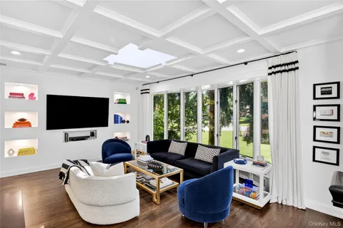 $1,899,000 | 16 Cherrywood Lane, Port Washington, NY 11050