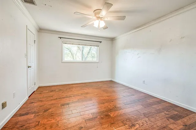 a view of a house with backyard and garden