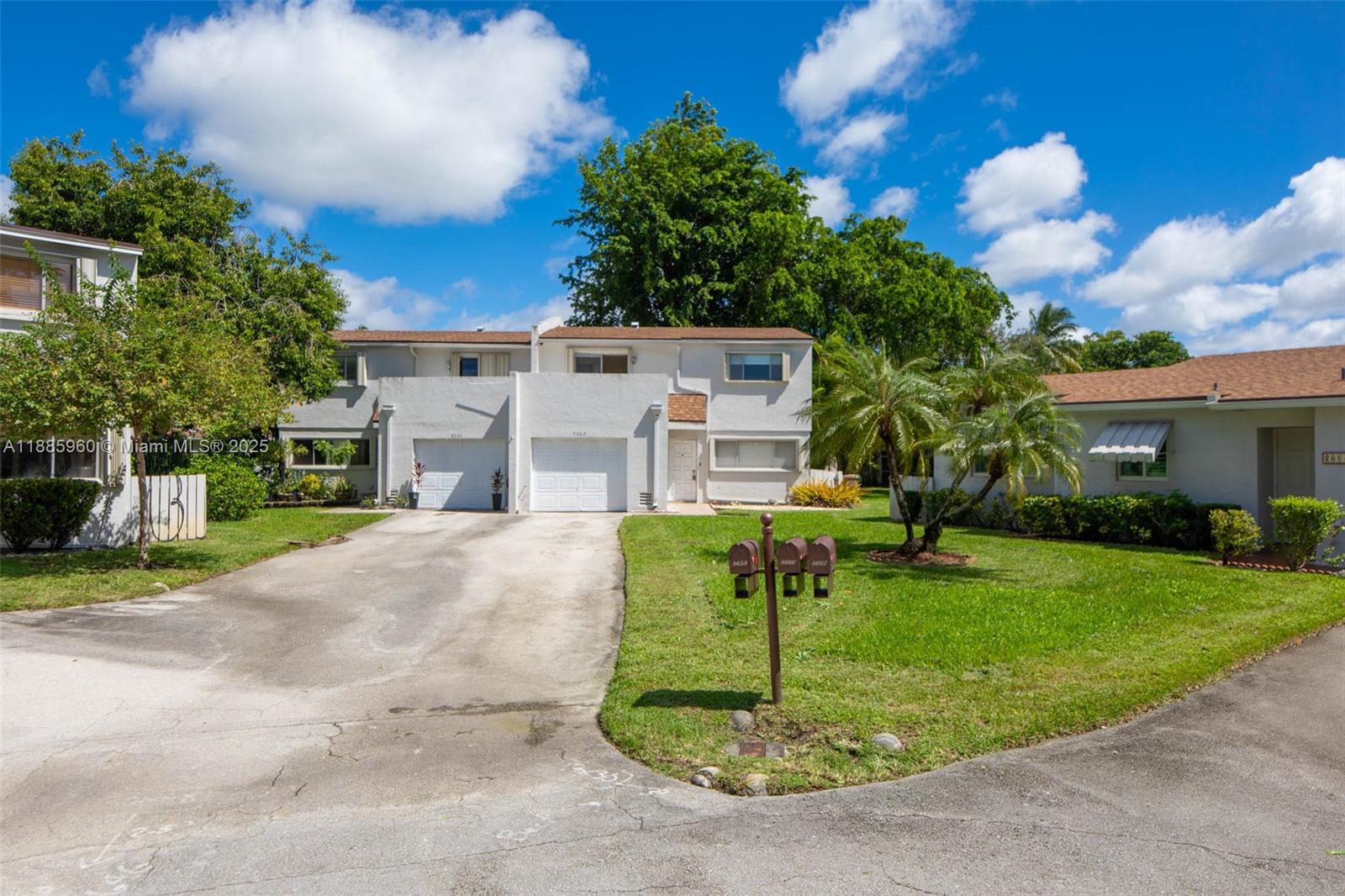 8662 Bridle Path Court, Unit 115A Davie, FL 33328 - Photo 4 of 50 a backyard of a house with garden and plants