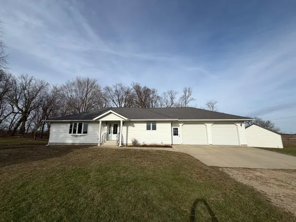 $499,900 | 16612 670th Avenue, Alden, MN 56009