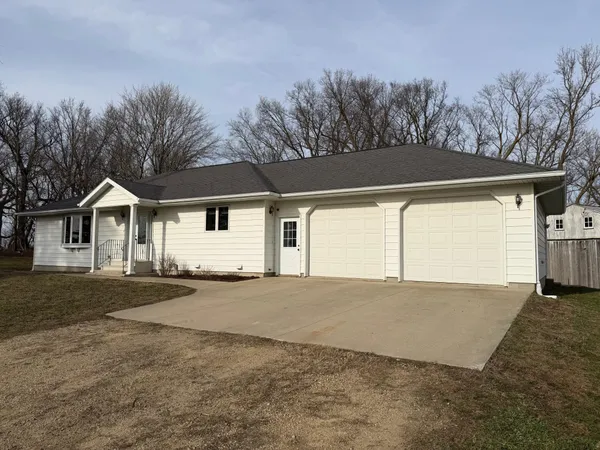$499,900 | 16612 670th Avenue, Alden, MN 56009