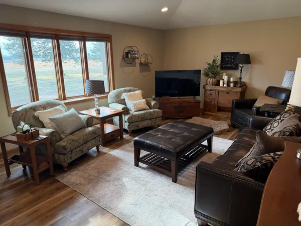 $499,900 | 16612 670th Avenue, Alden, MN 56009