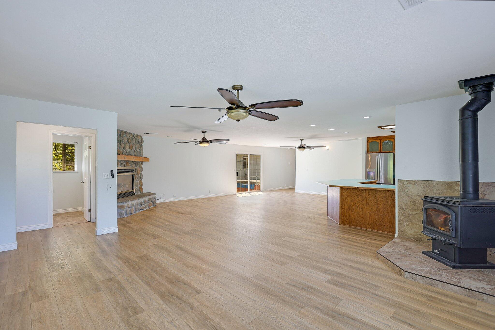 20727 Old Alturas Road Redding, CA 96003 - Photo 10 of 32 a view of livingroom with hardwood floor and a ceiling fan