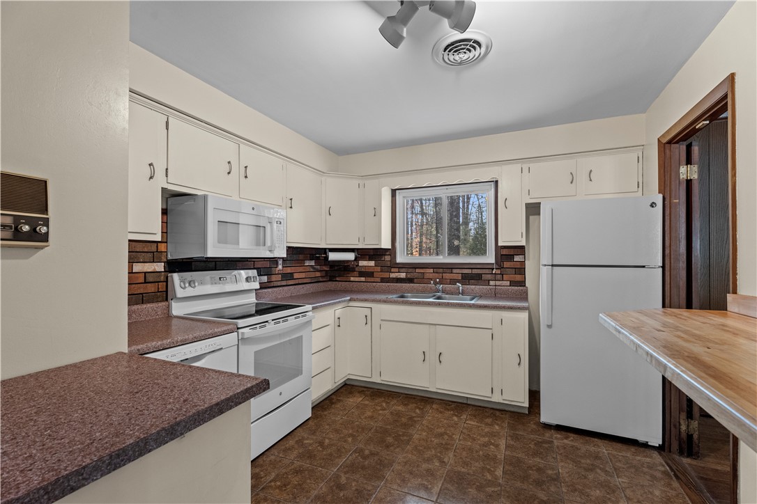 17 Ernest Drive Glocester, RI 02857 - Photo 4 of 40