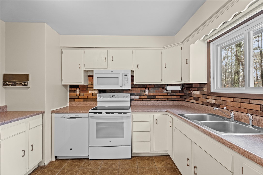 17 Ernest Drive Glocester, RI 02857 - Photo 9 of 40