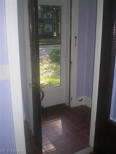 1251 Quilliams Road Cleveland Heights, OH 44121 - Photo 2 of 10 Foyer