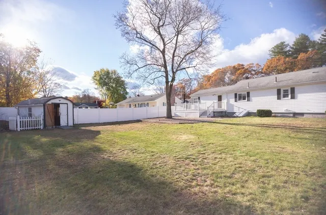 a view of a house with a yard