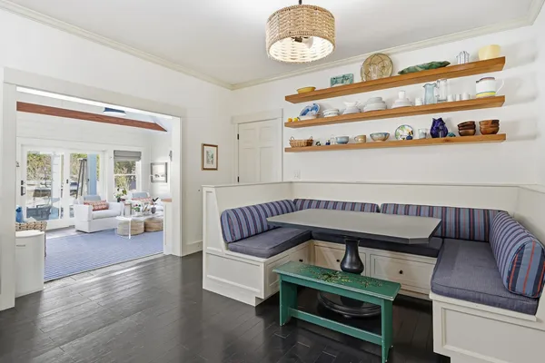 a view of livingroom with furniture