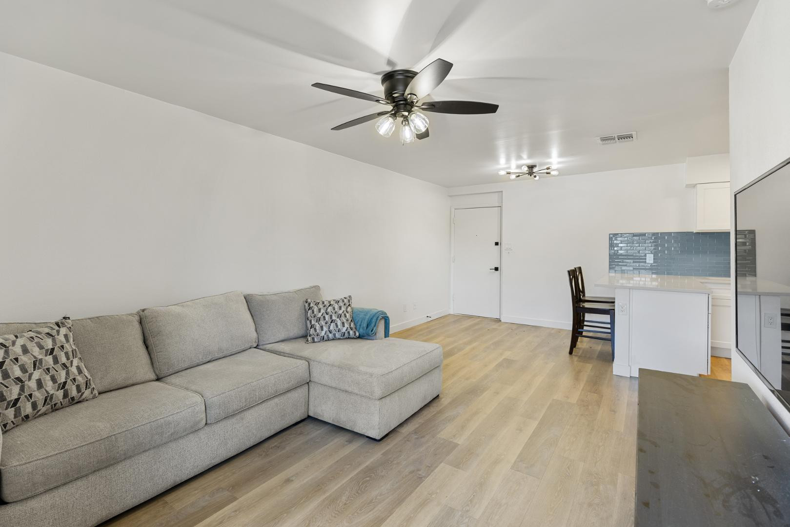 302 East Monte Vista Road, Unit A17 Phoenix, AZ 85004 - Photo 7 of 25 Photo #7