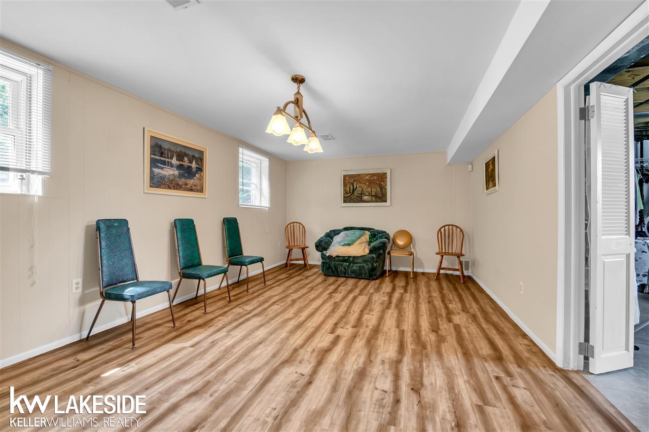 303 Riverside Drive Clinton Township, MI 48036 - Photo 23 of 26 50081845-22.JPG