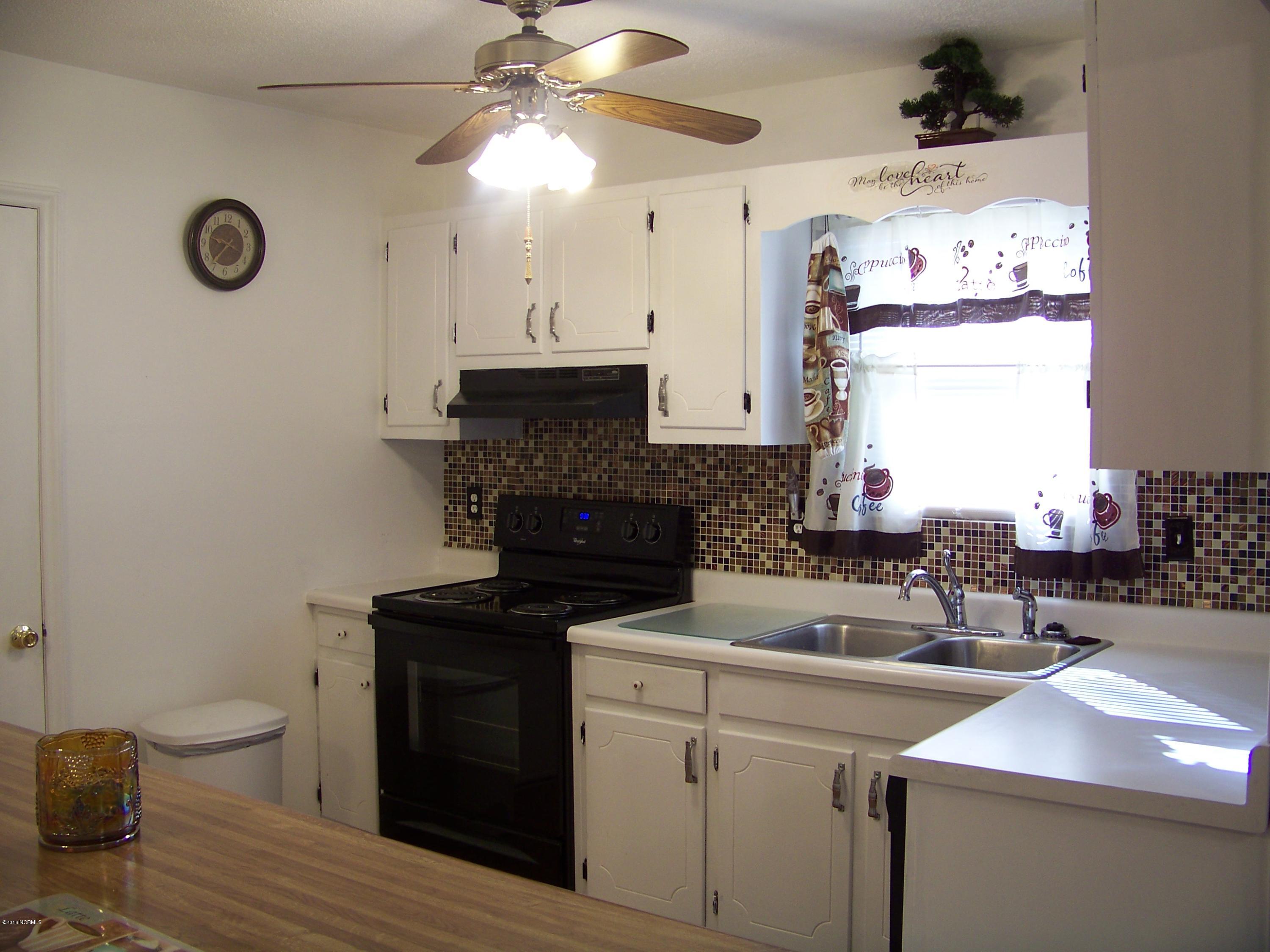 327 Tall Pine Road Havelock, NC 28532 - Photo 3 of 19 Kitchen