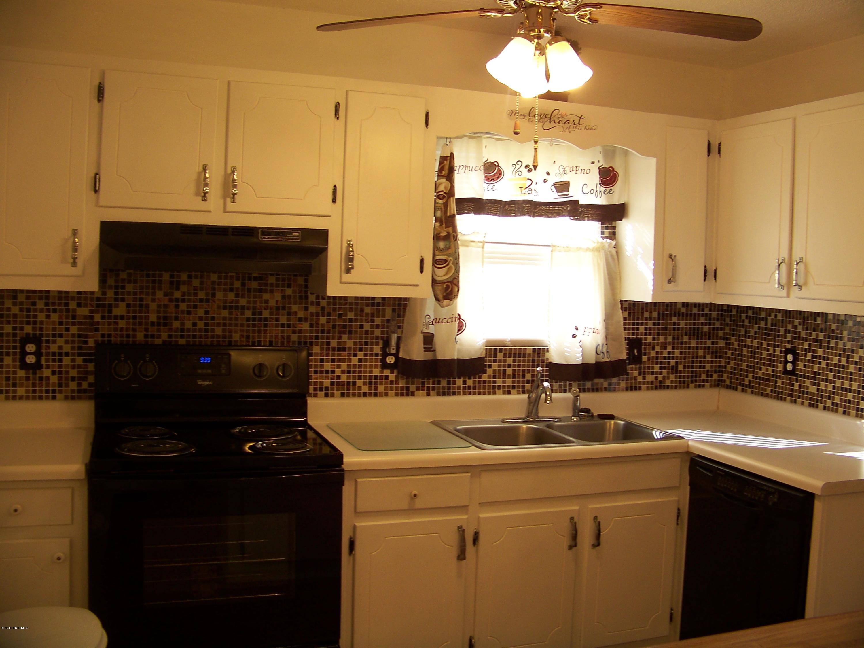 327 Tall Pine Road Havelock, NC 28532 - Photo 4 of 19 Kitchen
