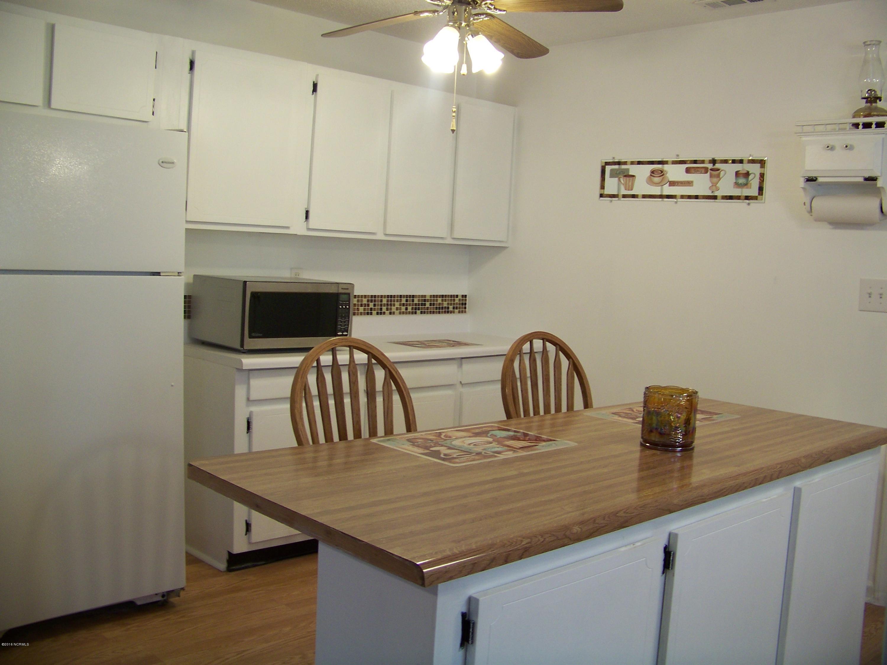 327 Tall Pine Road Havelock, NC 28532 - Photo 5 of 19 Kitchen with Island/Nook