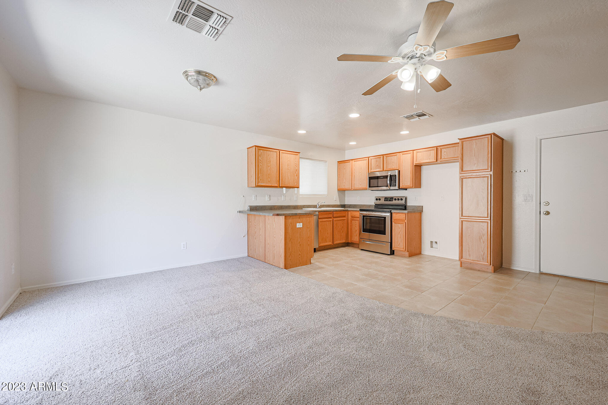 15642 North 29th Way Phoenix, AZ 85032 - Photo 4 of 20 Living/Dining Space