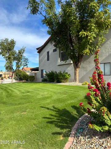 a view of a house with a yard