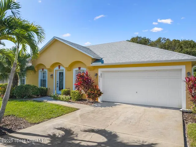 a view of garage and entertaining space