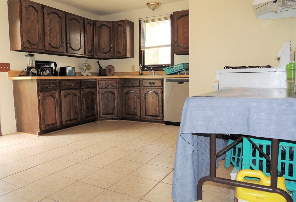 51 Lamont Street Springfield, MA 01119 - Photo 4 of 29 Gallery Image 4