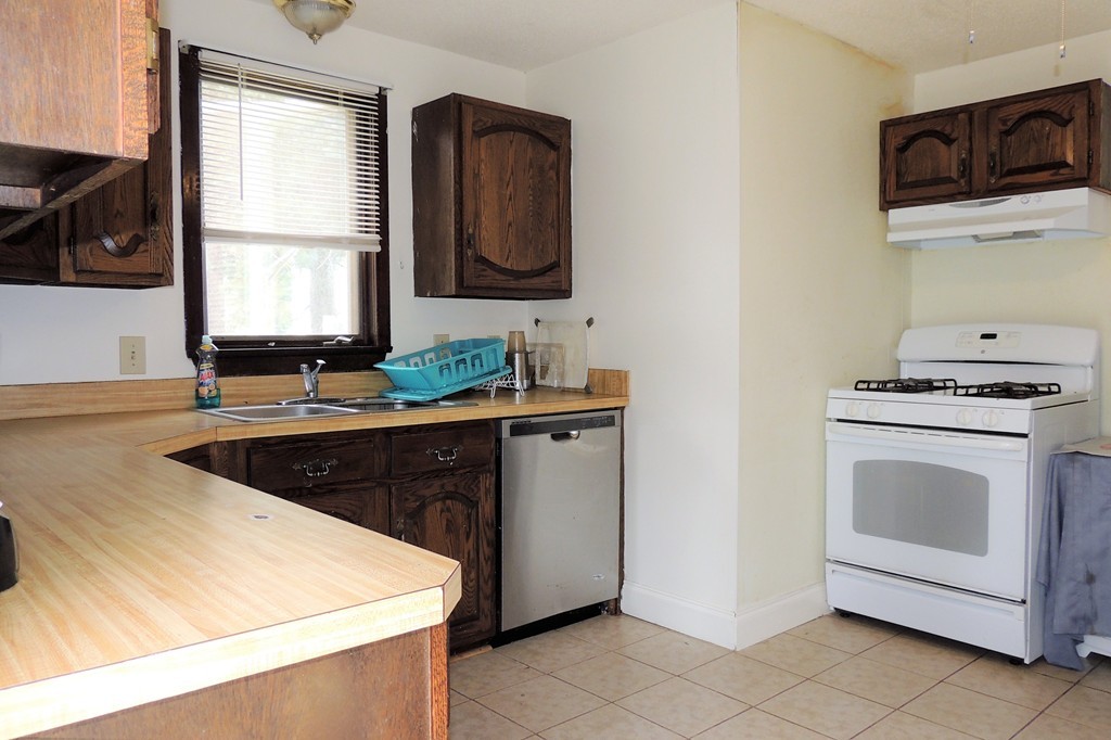 51 Lamont Street Springfield, MA 01119 - Photo 5 of 29 Gallery Image 5