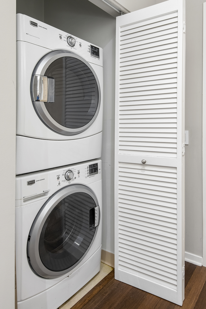 123 South Green Street, Unit 903B Chicago, IL 60607 - Photo 17 of 22 a utility room with dryer and washer