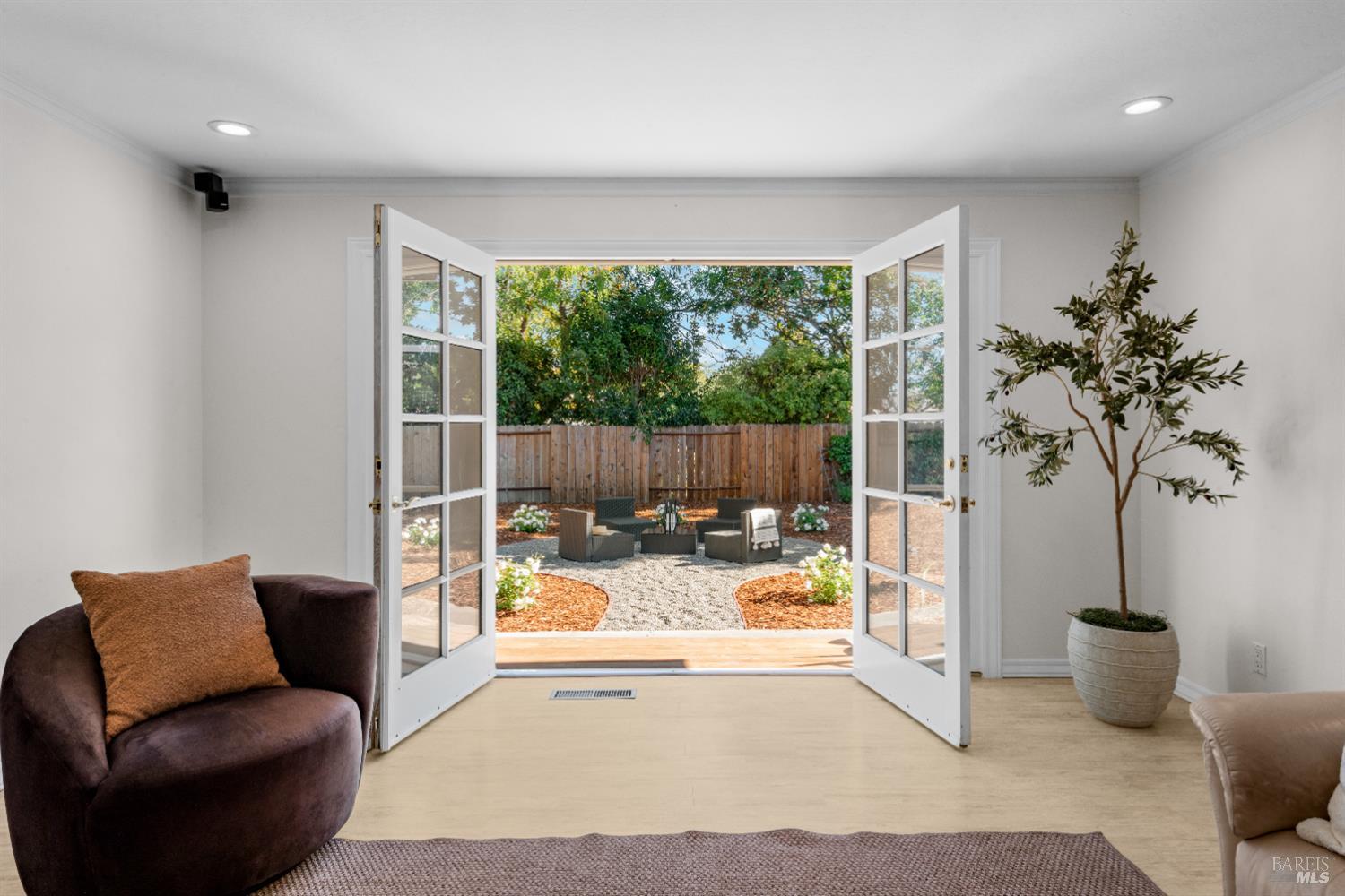 3996 Young Avenue Napa, CA 94558 - Photo 6 of 48 a living room with furniture and a potted plant