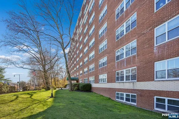 $170,000 | 926 Bloomfield Avenue, Unit 3L, Glen Ridge, NJ 07028