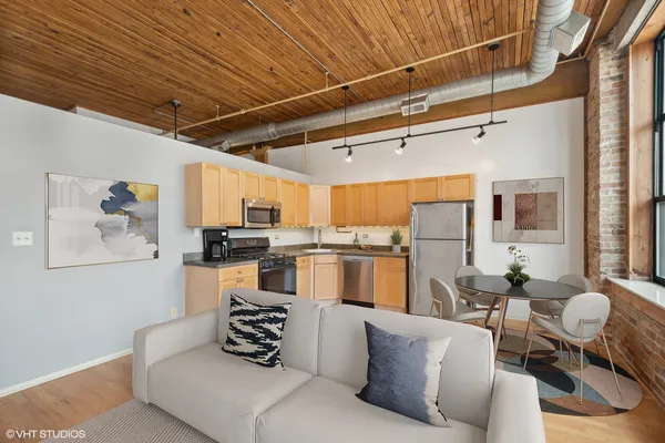 $259,900 | 1801 South Michigan Avenue, Unit 402, Chicago, IL 60616