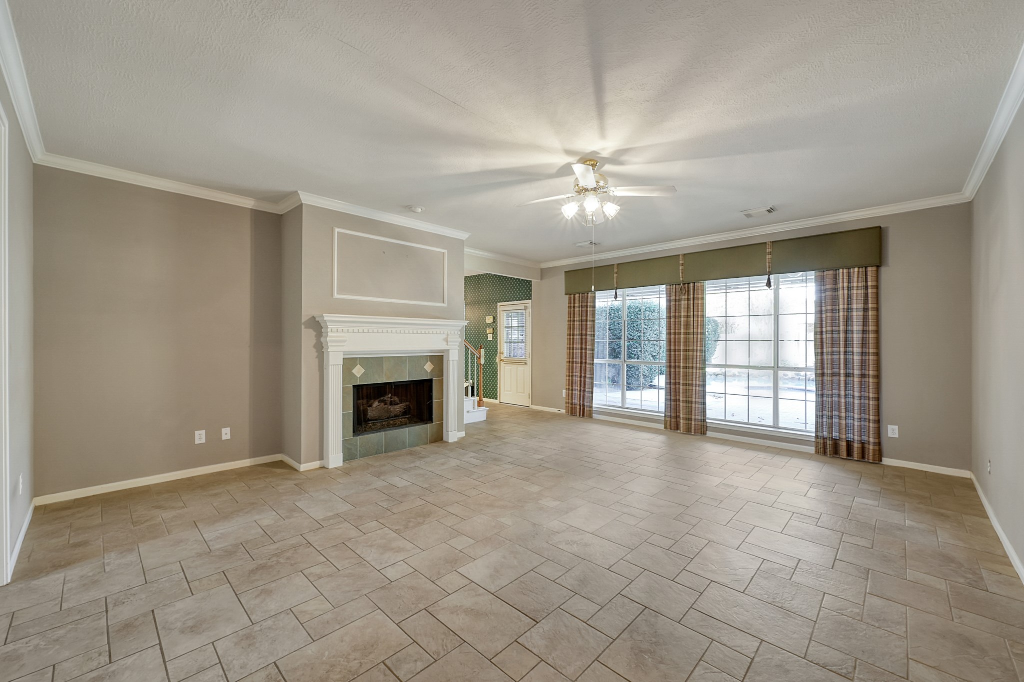 20403 Sagecombe Court Spring, TX 77388 - Photo 7 of 32 Living room