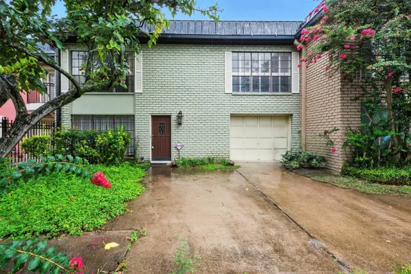 a front view of house with yard