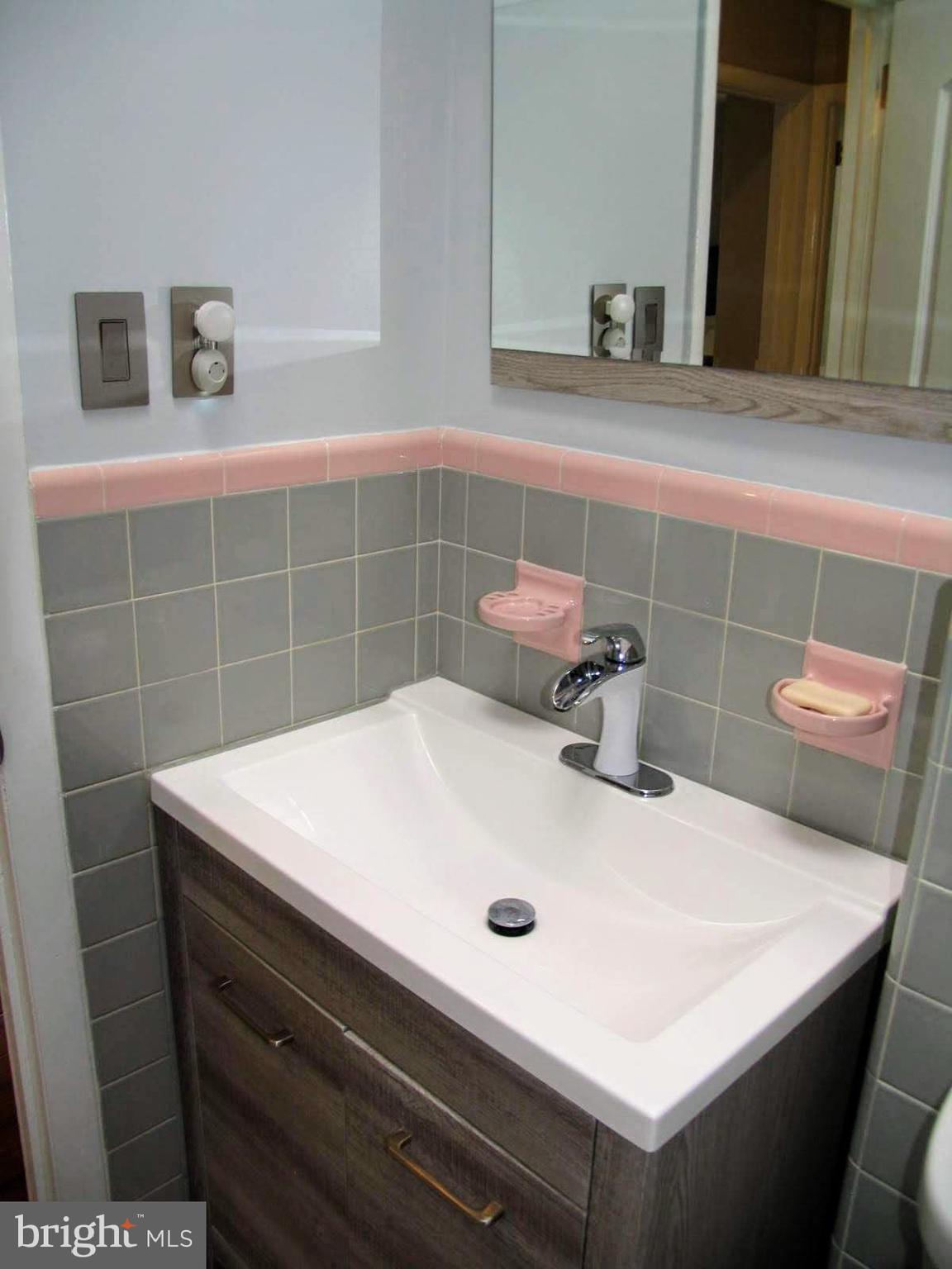 7729 Dungan Road Philadelphia, PA 19111 - Photo 18 of 40 Main Floor Bathroom