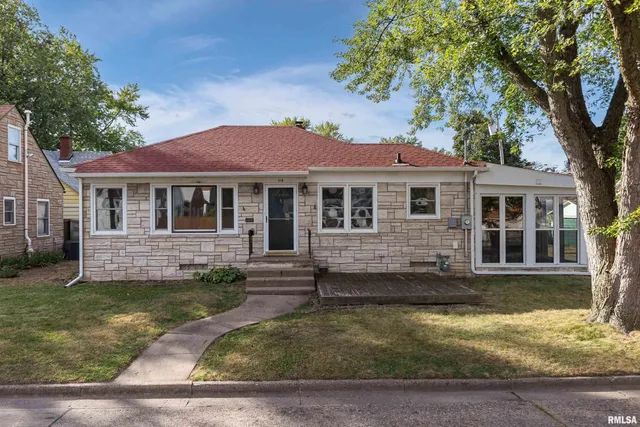 $122,700 | 316 20th Avenue, Moline, IL 61265