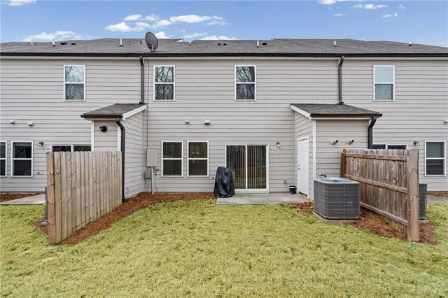 a view of a house with backyard and furniture