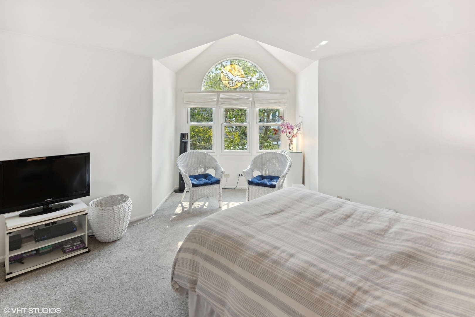 3305 North Racine Avenue, Unit E Chicago, IL 60657 - Photo 16 of 30 a bed room with a bed and a flat screen tv